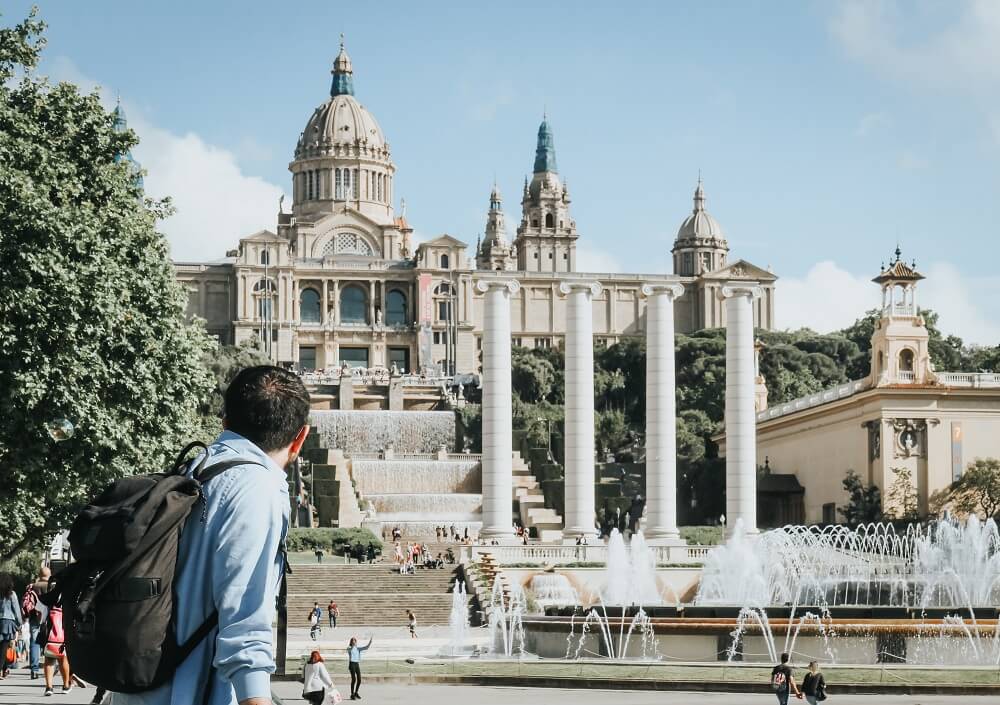 abrir oficina barcelona ventajas museu nacional arte cataluna turista con mochila admira monumento