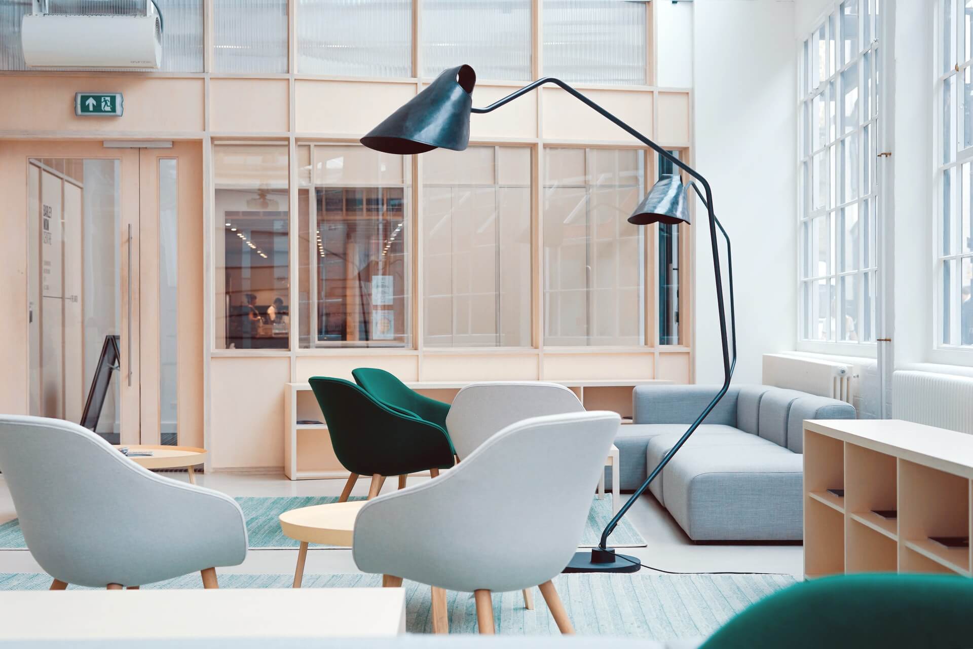 oficina flexible coworking barcelona sillon verde sillon gris con lampara negra