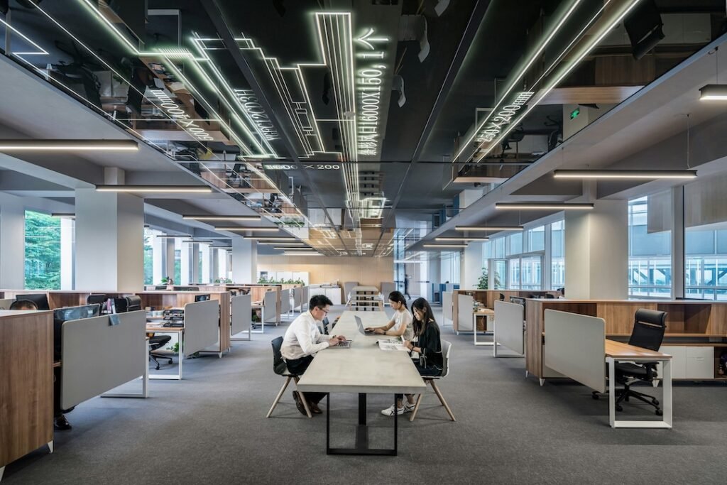 Vista de una amplia y moderna oficina para startups con espacios motivadores diseñados para mejorar la experiencia del empleado y la retención de talento
