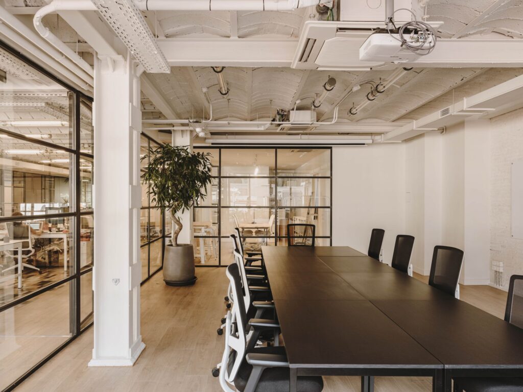 Sala de reuniones en una oficina moderna para startups, un punto importante en el checklist de infraestructura al evitar errores al buscar oficina.