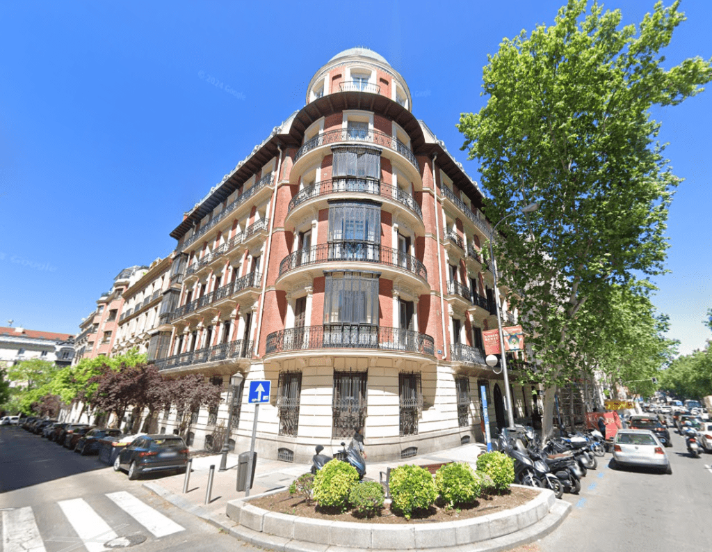 Fachada de un edificio señorial de oficinas para startups en el Barrio de Salamanca, Madrid, reflejando prestigio e imagen de marca.
