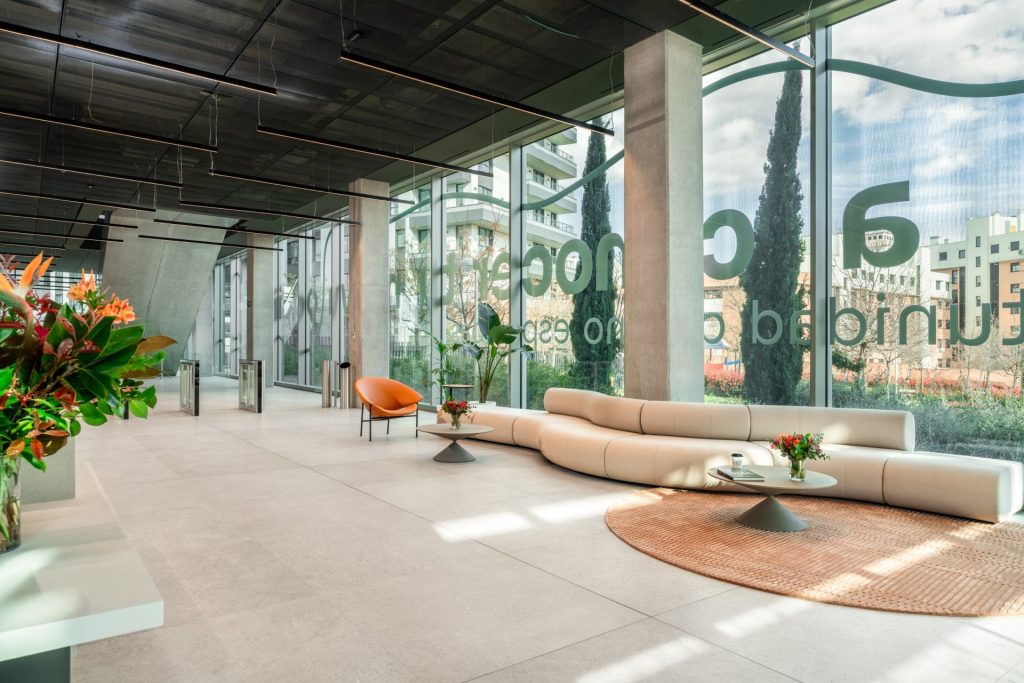 Luminoso vestíbulo de una oficina moderna, resultado de una correcta planificación del espacio de crecimiento para una startup.