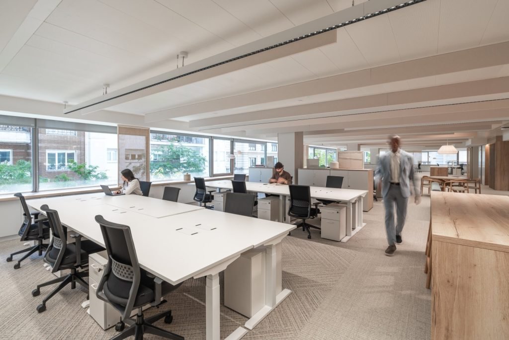 Equipo trabajando en una amplia y luminosa oficina open space, resultado del proceso llave en mano de Sit&Plug.