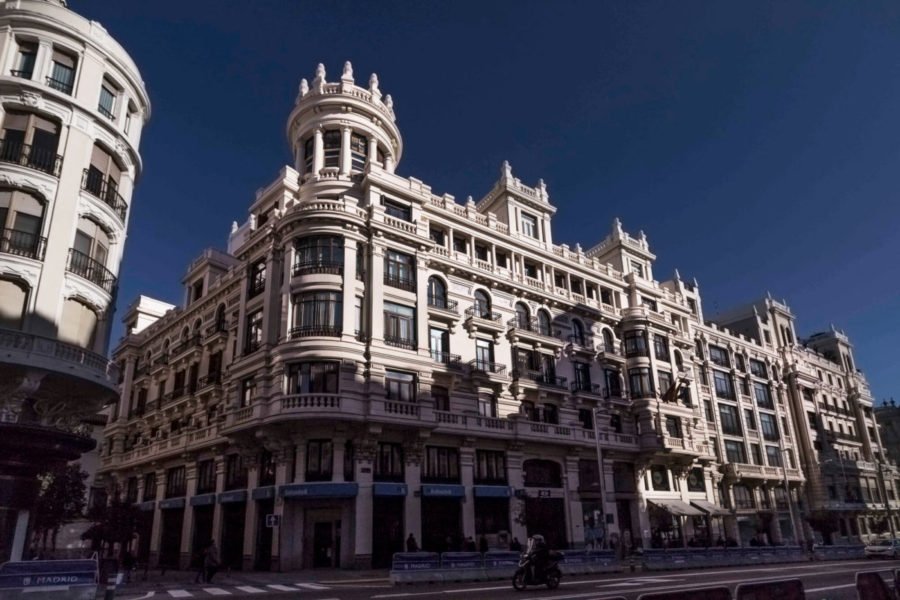 Edificio de oficinas de arquitectura clásica en la zona de Pacífico, distrito de Retiro, una opción tranquila y bien conectada para startups en Madrid.