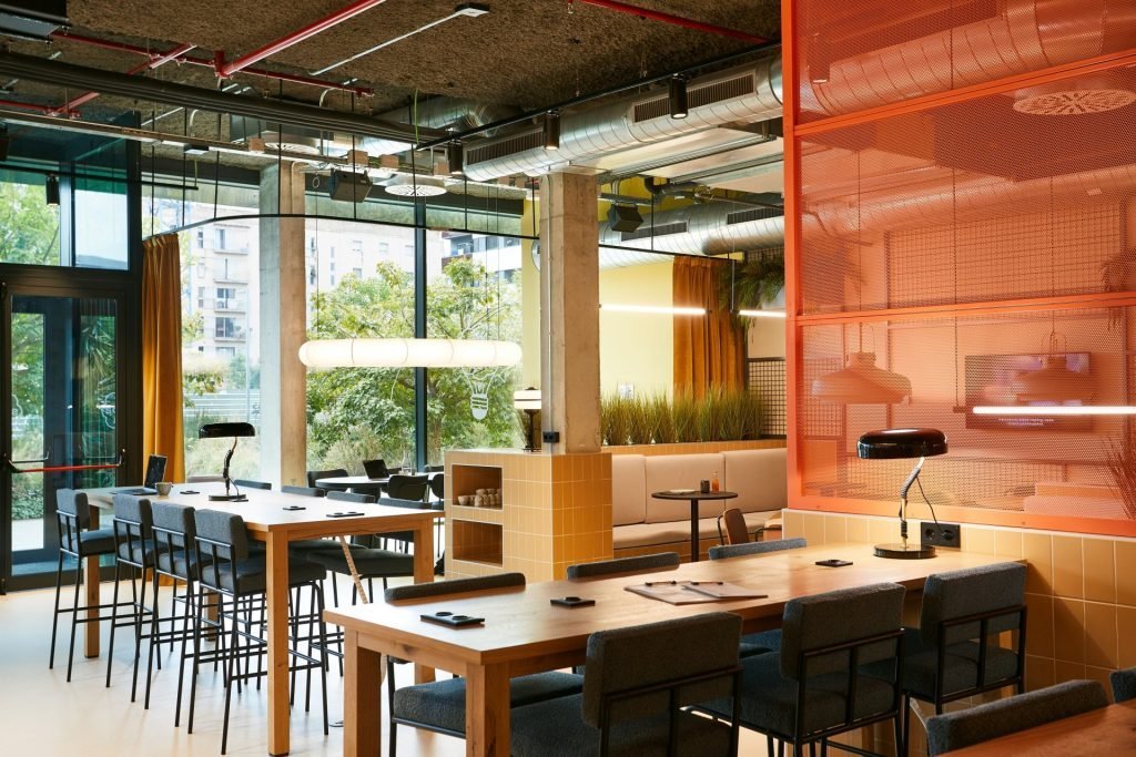 Oficina open space que favorece la colaboración entre el equipo