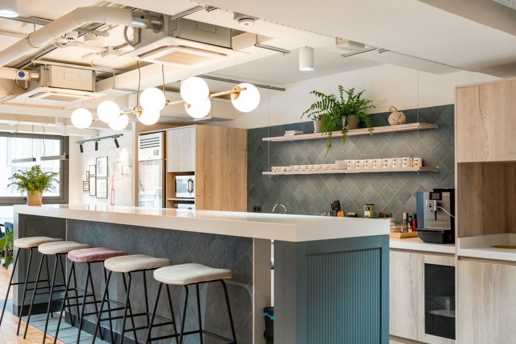Cocina moderna y acogedora en una nueva oficina de startup, preparada para la bienvenida del equipo tras la mudanza.