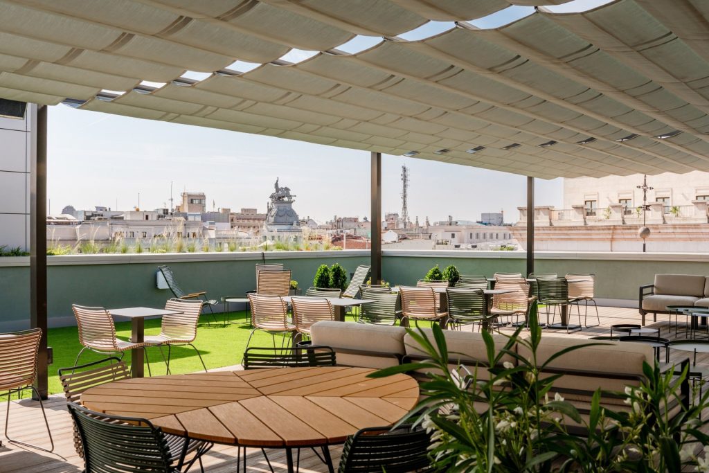 Vistas desde la terraza de una nueva oficina en Madrid, simbolizando el crecimiento y el éxito de la mudanza de la startup.