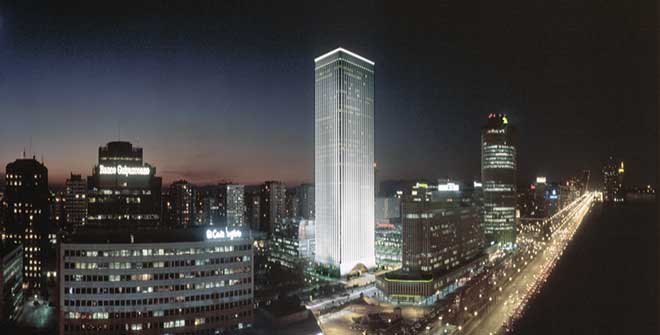 Vista nocturna del distrito financiero de AZCA en Madrid, proyectando una imagen de marca corporativa de solidez y prestigio para empresas.
