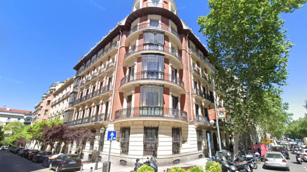 Exterior de edificio clásico rehabilitado para oficinas boutique en CoKlub Velázquez, Madrid