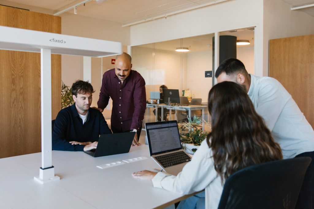Equipo de una startup colaborando en un proyecto, reflejando la cultura de empresa que se busca consolidar al dar el salto a una oficina flexible.