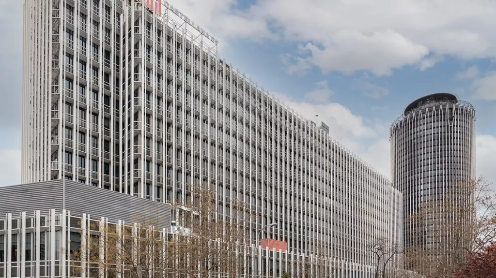 Fachada de edificio de oficinas en el Paseo de la Castellana, en pleno corazón del distrito financiero de AZCA en Madrid.