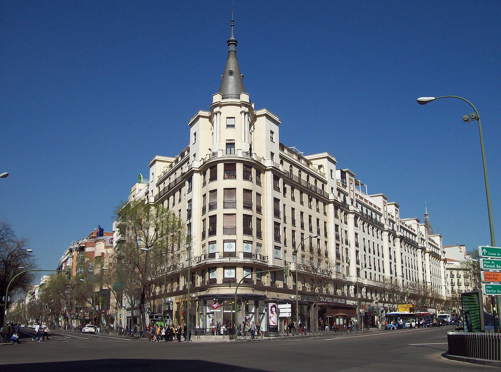 Fachada de edificio señorial representativo de oficinas en el Barrio de Salamanca, Madrid, cerca de la zona Goya y Alcalá