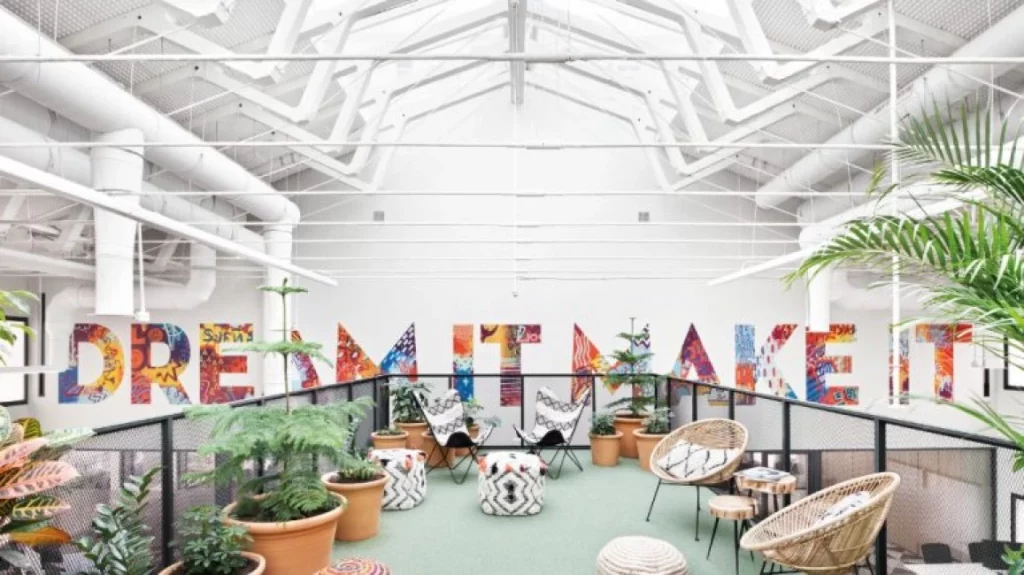 Terraza y zona común luminosa en Loom Salamanca con diseño creativo y vegetación