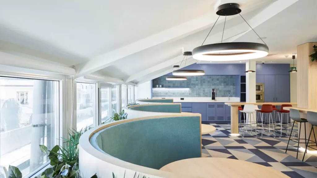 Zona de office y descanso de diseño premium en las oficinas flexibles de Lexington Jorge Juan