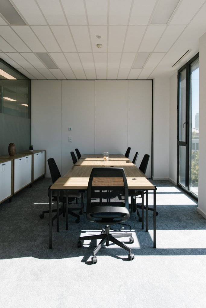 Sala de reuniones privada, profesional y vacía en una oficina flexible, el entorno profesional que necesita el talento senior.