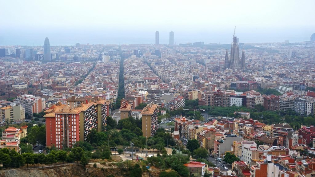 Vista panorámica de Barcelona destacando la densidad urbana del Eixample y su ubicación céntrica, ilustrando la conectividad total y la oferta de estilo de vida clave para la retención de talento en startups.