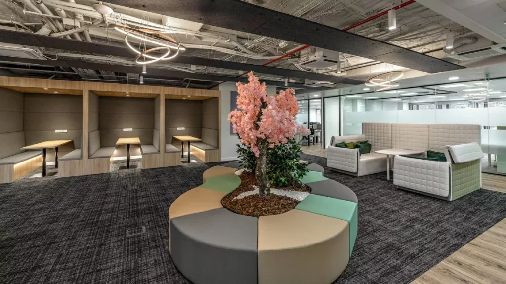 Espacio de trabajo flexible y zona lounge con diseño moderno en las oficinas de Networkia Castellana.