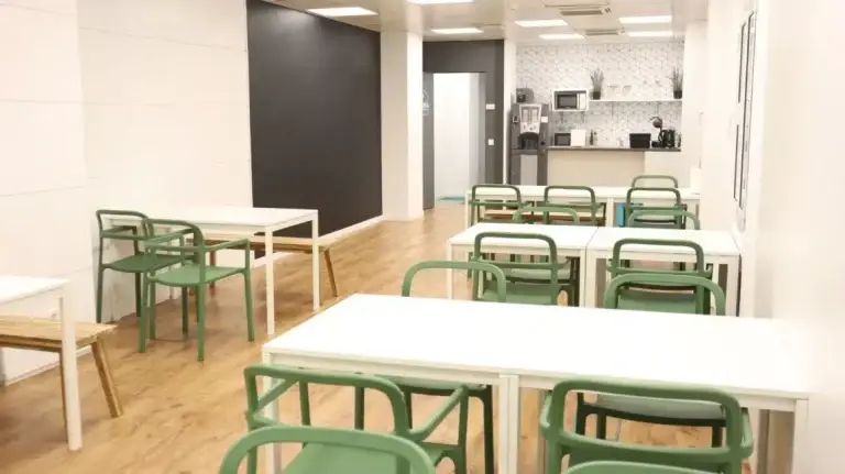 Zona de comedor y office funcional en Cink Ríos Rosas, diseñada para ofrecer eficiencia operativa a pymes en el centro de Madrid.