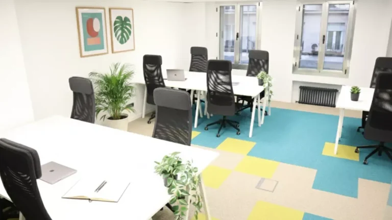 Despacho privado en Cink Ríos Rosas con mesas blancas y sillas ergonómicas, ideal para empresas que buscan una sede corporativa funcional