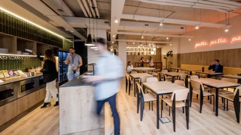 Cantina y zona de café moderna en Monday Chamberí para fomentar la cultura de empresa y colisiones creativas en pymes