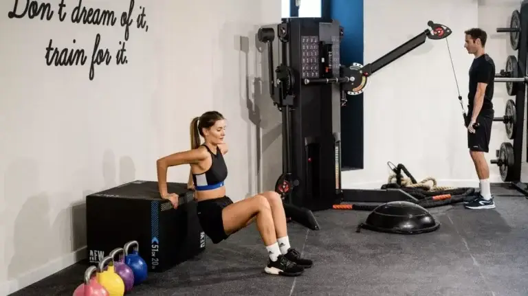 Gimnasio totalmente equipado en las oficinas de Monday Chamberí para mejorar el bienestar diario del equipo y la productividad