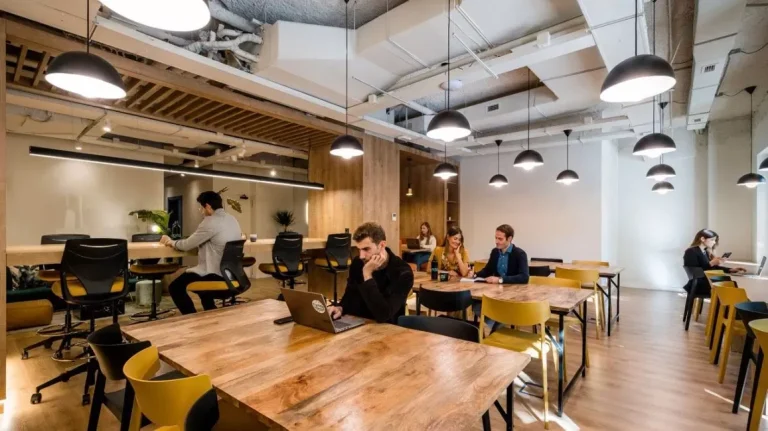 Espacio de trabajo compartido y hot desks en Monday Chamberí, optimizado para startups que buscan flexibilidad operativa total