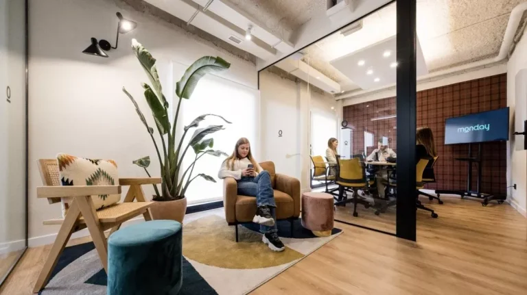 Sala de reuniones acristalada y área de descanso en Monday Chamberí, un entorno estratégico para el ecosistema emprendedor.