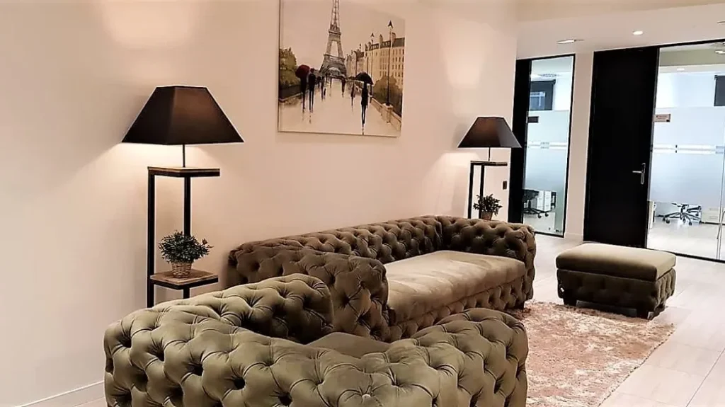 Elegante sala de espera con sofás Chesterfield en Networkia, oficinas de lujo en el eje prime de Barcelona.