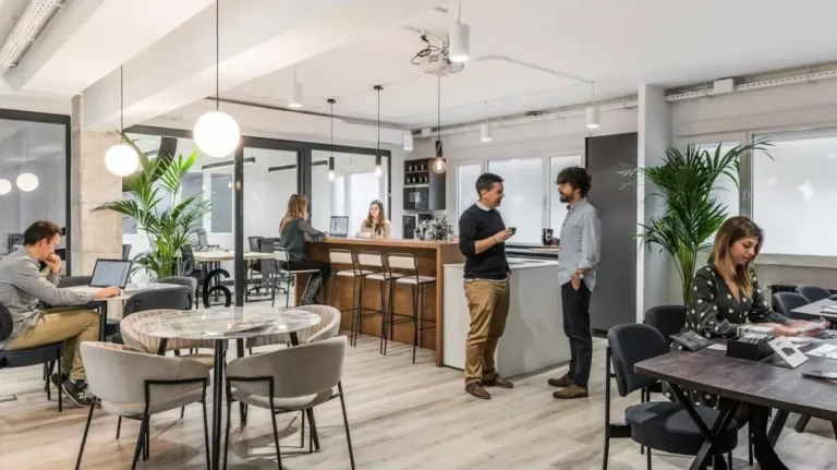 Área de coworking y cafetería en Sharing Co Chamberí, ideal para pymes que buscan un trato cercano y un ambiente alejado del ruido de los grandes centros.
