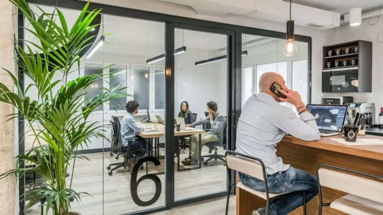 Despacho privado acristalado en Sharing Co, proporcionando la máxima privacidad y tranquilidad necesarias para proyectos de alta concentración en Chamberí.