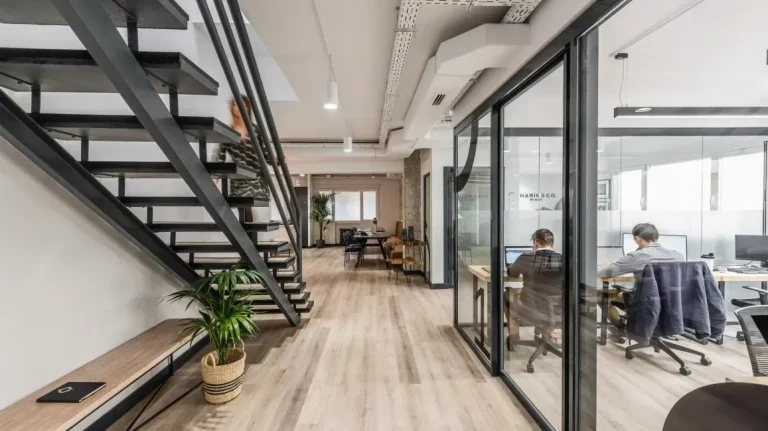 Diseño de interiores profesional y ambiente boutique en Sharing Co Chamberí, ofreciendo una base operativa estratégica y acogedora para startups y pymes en Madrid.