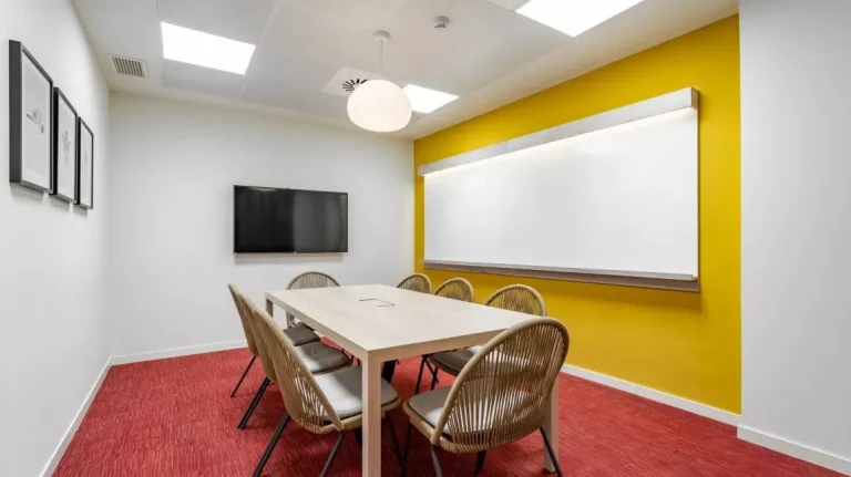 Sala de juntas de diseño moderno con luz natural en Utopicus José Abascal, un referente de interiorismo vanguardista en el barrio de Almagro.