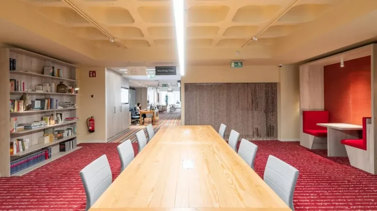 Espacio de trabajo compartido con mesa larga y puestos para Working Pass en Utopicus José Abascal, el centro de oficina flexible más innovador de Chamberí.