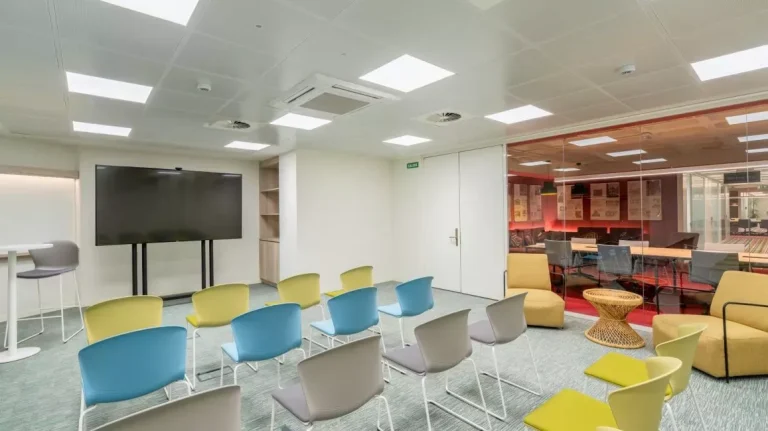 Sala de eventos y presentaciones corporativas en Utopicus José Abascal, un espacio de oficina flexible en Chamberí diseñado para impresionar a inversores y clientes