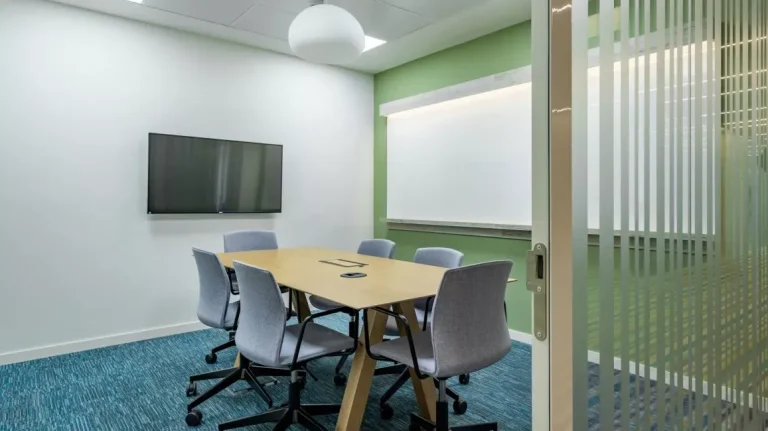 Sala de juntas privada con diseño minimalista y funcional en Utopicus José Abascal, perfecta para el alquiler de oficinas para pymes y startups tecnológicas.