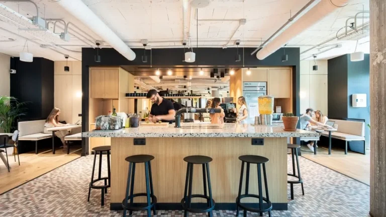 Isla de cocina común y barra para networking en el coworking WeWork Castellana 43, Madrid, ideal para fomentar la cultura de empresa.