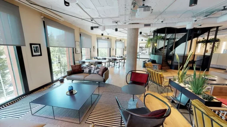 spacio de trabajo abierto y zonas colaborativas con diseño vanguardista en las oficinas de WeWork Castellana 43 en Madrid centro.