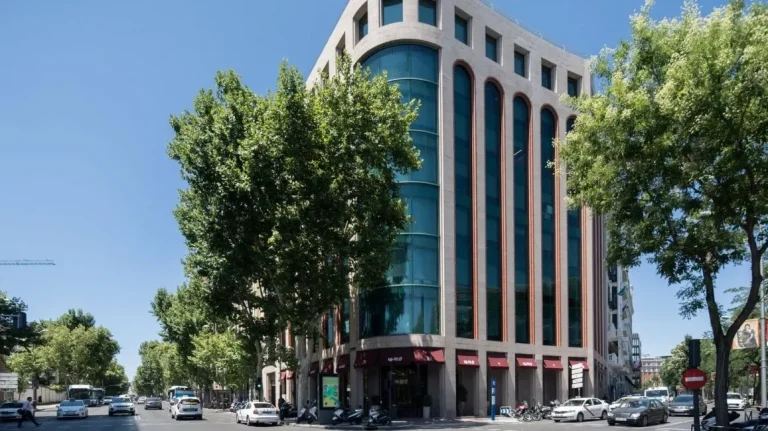 Fachada acristalada del edificio de oficinas de WeWork Castellana 43 en Madrid, ubicado estratégicamente entre el distrito financiero y el barrio de Chamberí.