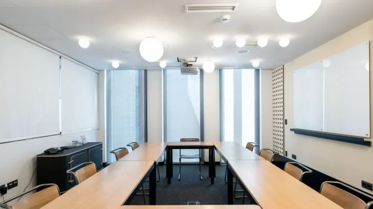 Sala de reuniones en U totalmente equipada para presentaciones corporativas y videoconferencias en WeWork Castellana 43, Madrid.