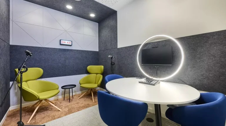 agc4938-hdr-1729508708jEqZU-desk