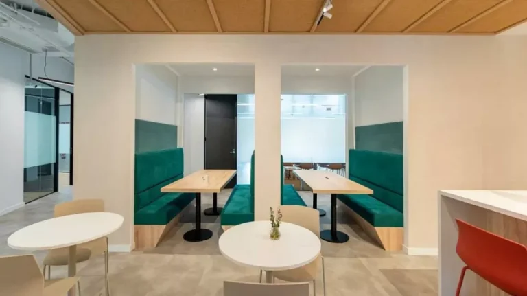 Cabinas de reunión insonorizadas en Lexington La Illa, proporcionando la privacidad necesaria para llamadas confidenciales y gestión de equipos.