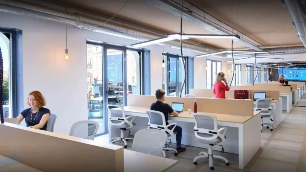 Interior diáfano y moderno de la oficina flexible Central 44 en Chueca, ideal para agencias creativas.