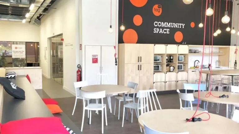 Zona de comunidad y descanso 'Community Space' en Talent Garden Atocha, hub de tecnología en Madrid.