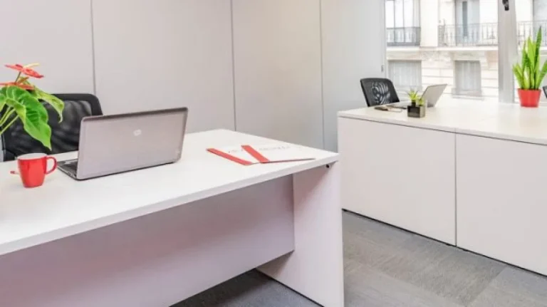 Puesto de trabajo en despacho privado moderno en Inspira Workspaces, ideal para equipos que buscan foco.