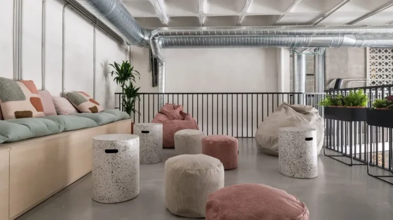 Rincón de bienestar con puffs y cojines en una oficina para startups en el sur de Madrid.