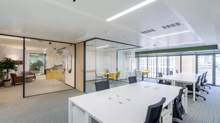 Puestos de trabajo en zona open space de Utopicus Diagonal con abundante luz natural y diseño funcional para equipos de startups.