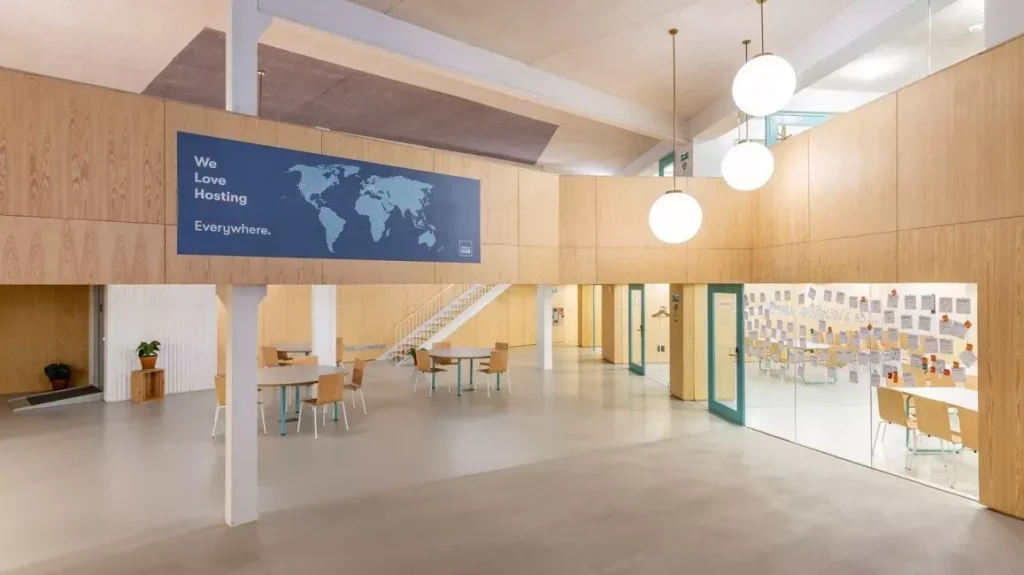 Espacio común y zona de networking en el coworking Impact Hub Barceló en Malasaña, referente en sostenibilidad.