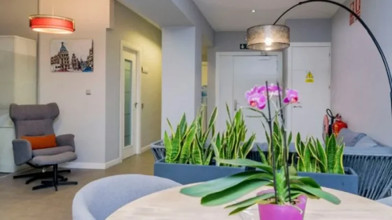 Zona de descanso con diseño moderno en Inspira Workspaces, oficinas en Delicias cerca de la estación de Atocha.