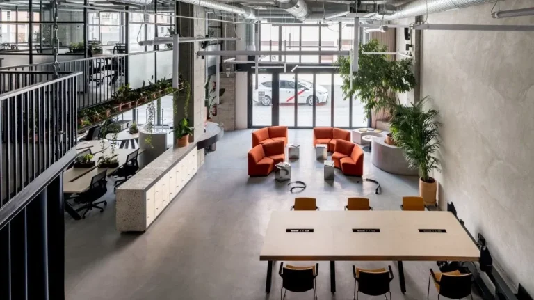 Vista general desde planta alta de la zona común y sofás de Area Coworking cerca de Matadero.