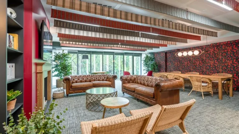 Espacio lounge exclusivo con sofás de piel tipo Chesterfield en Utopicus Diagonal, aportando una imagen de prestigio corporativo.